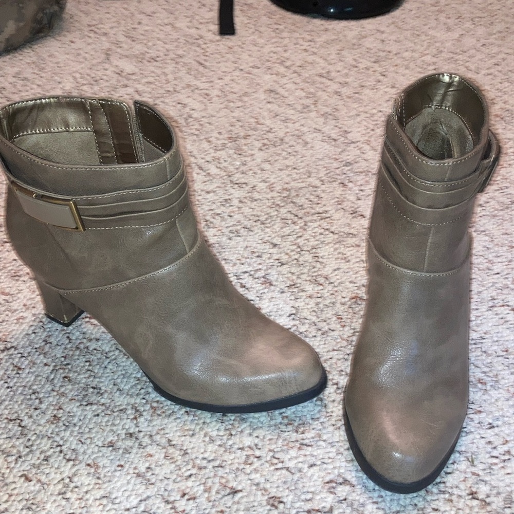 LIKE NEW…..Stylish Life Stride Memory Foam Tan Ankle Boots